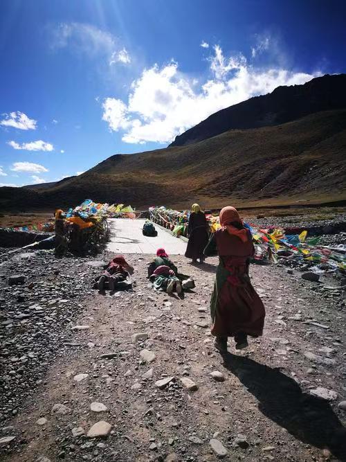 Circumambulating the mountain is a religious ritual in Xizang