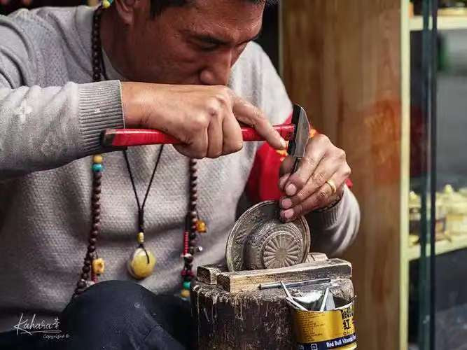 Fingertip Charm: Faith and Piety in Jewelry Crafted by Old Tibetan Artisans
