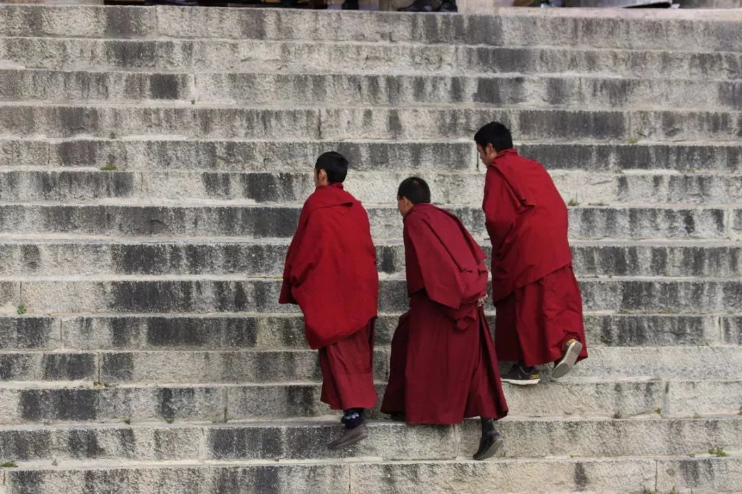 The Soul of Tibetan Spirituality: Exploring the Daily Life of Lamas and the Sacred Jewelry That Bears Their Blessings