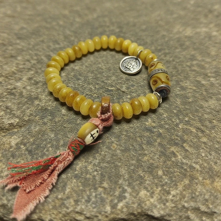 Tibetan DIY Bracelet: Ox Bone, Dzi Bead & Skull – Embrace Tribal Wildness, Showcase Your Fearless Style.