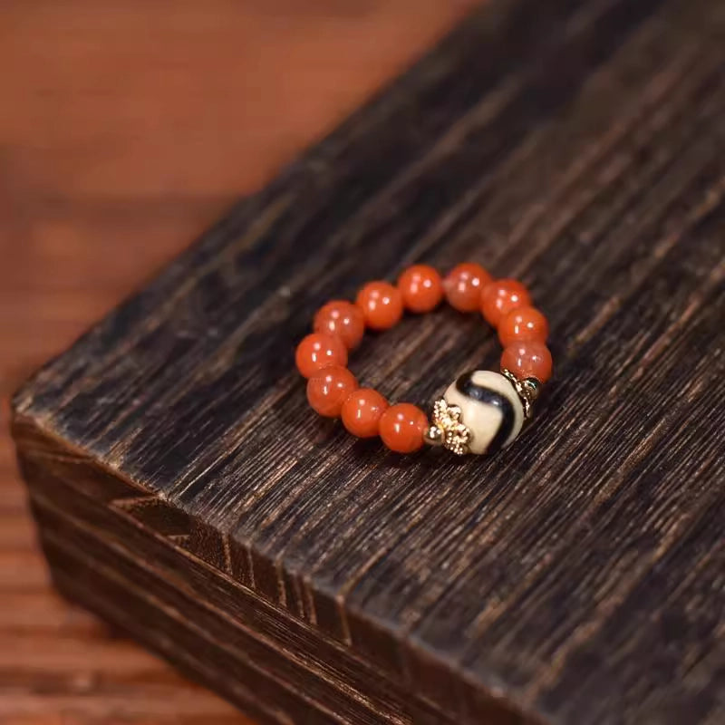 The dzi bead element embodies the mysterious connotations of Tibetan culture, while the red beads add vitality and auspicious meanings.