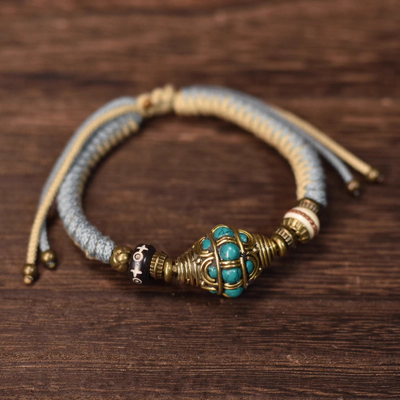 Handcrafted by Tibetan artisans, it adopts colorful beads and knotting techniques, with a design full of ethnic characteristics and an ancient and artistic style.
