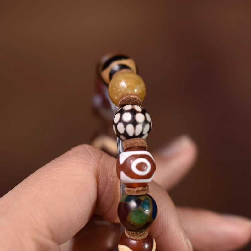 Ethnic Agate Dzi Bead Bracelet: A Fusion of Tibetan Culture and Timeless Elegance, a Statement Piece to Highlight Your Unique Style.
