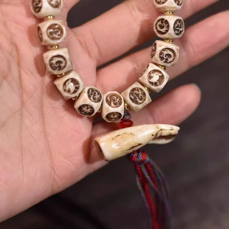 Strung together with ox bone beads and glass beads, and matched with an ox bone accessory with tassels, the overall style is simple and unsophisticated with a retro charm.