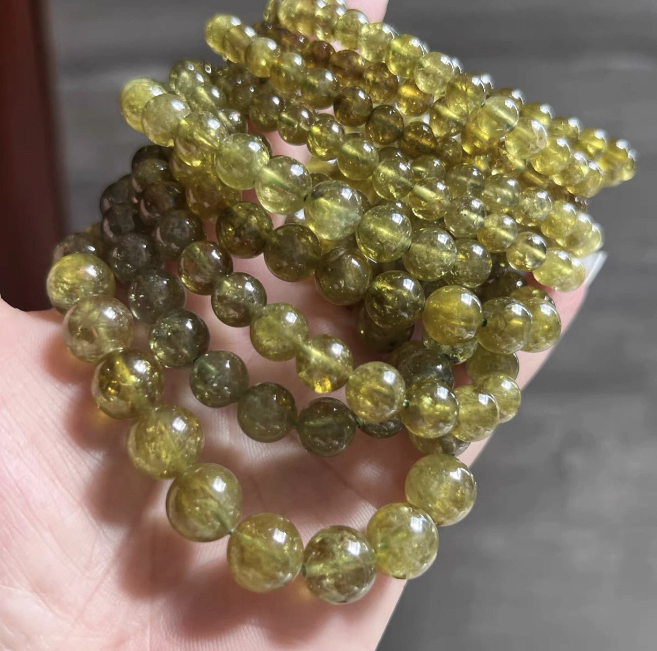 This natural green crystal bracelet is a cool pick—its rich hue brings energy and balance, easy to style with any outfit.
